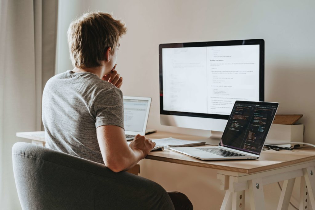 Homem em frente a um computador para mostrar o trabalho sendo apenas ilustrativa para a matéria de prejuízos financeiros.