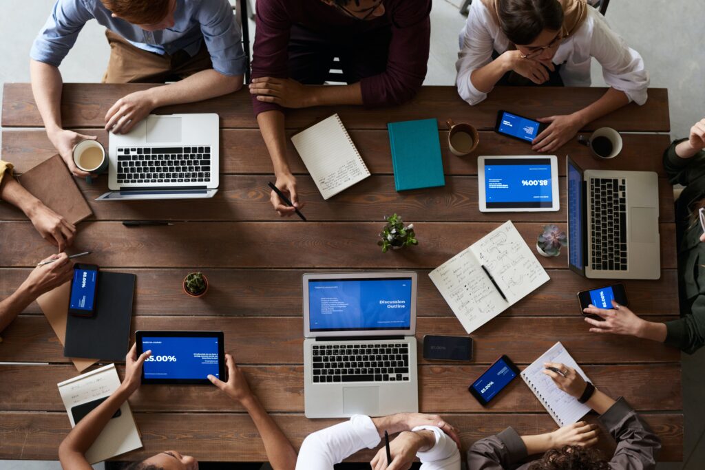 Mesa de escritório com pessoas e computadores